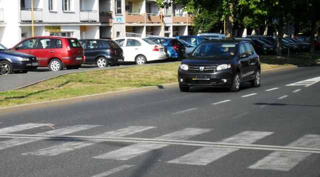 Řidič nedal přednost na přechodu, došlo ke střetu s chodci